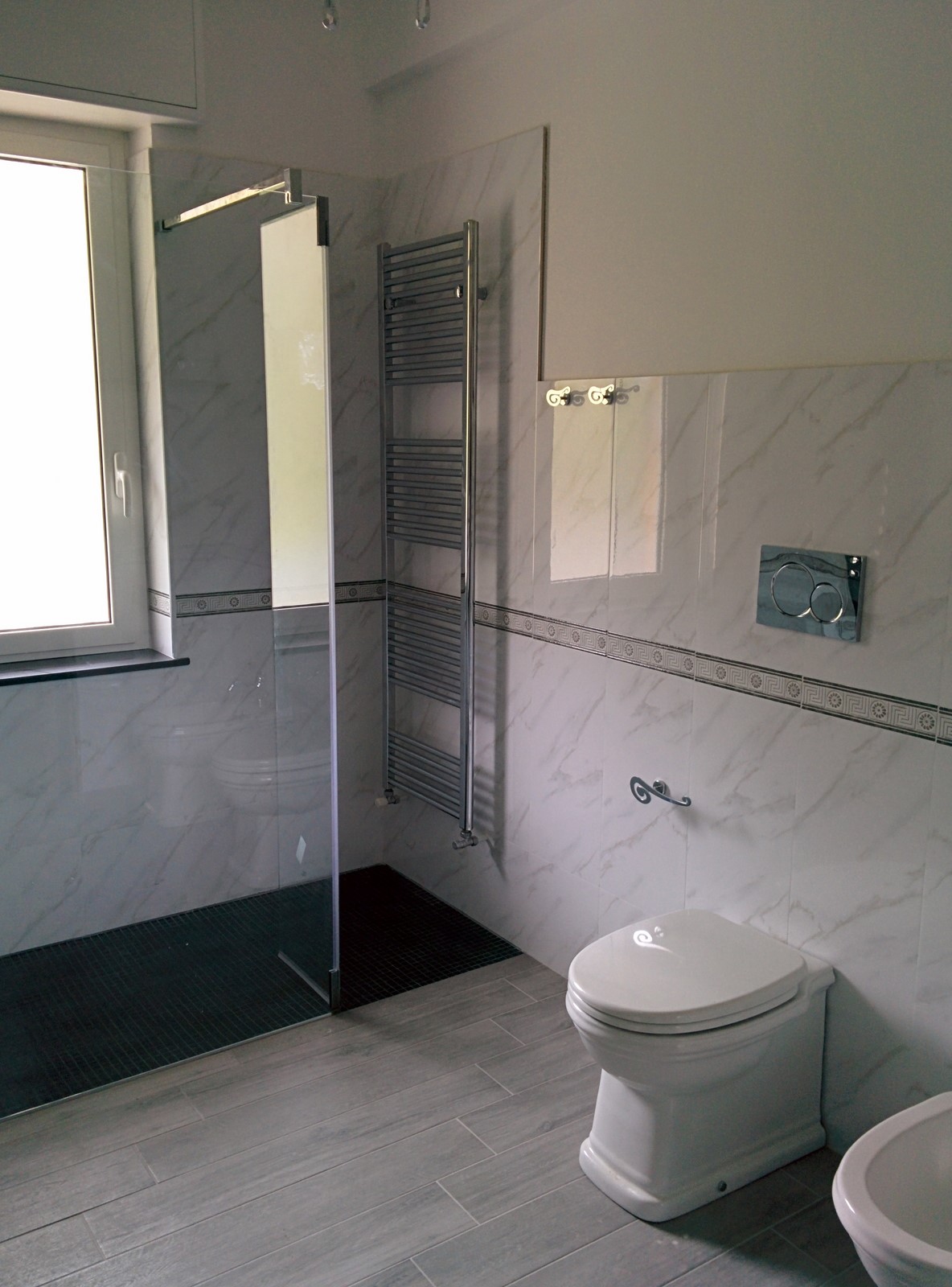 Bagno con doccia muratura: bagno con box doccia in muratura vasca.